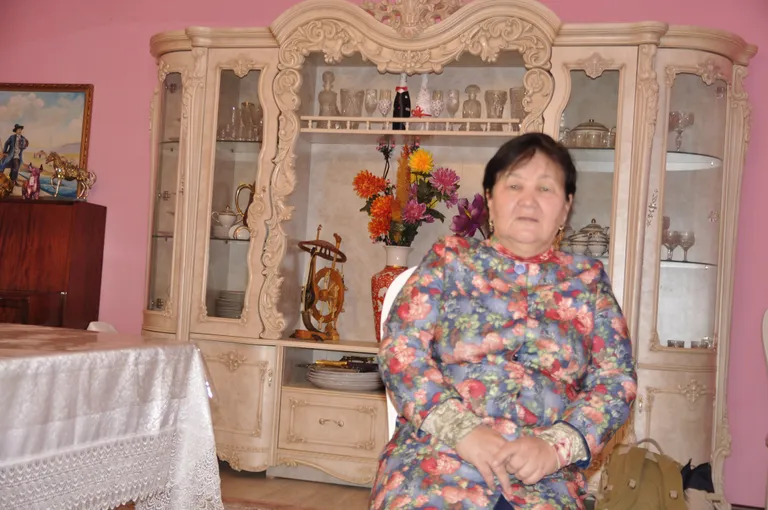 Perenaine Kanzada oma väikehotelli söögitoas. Foto:
