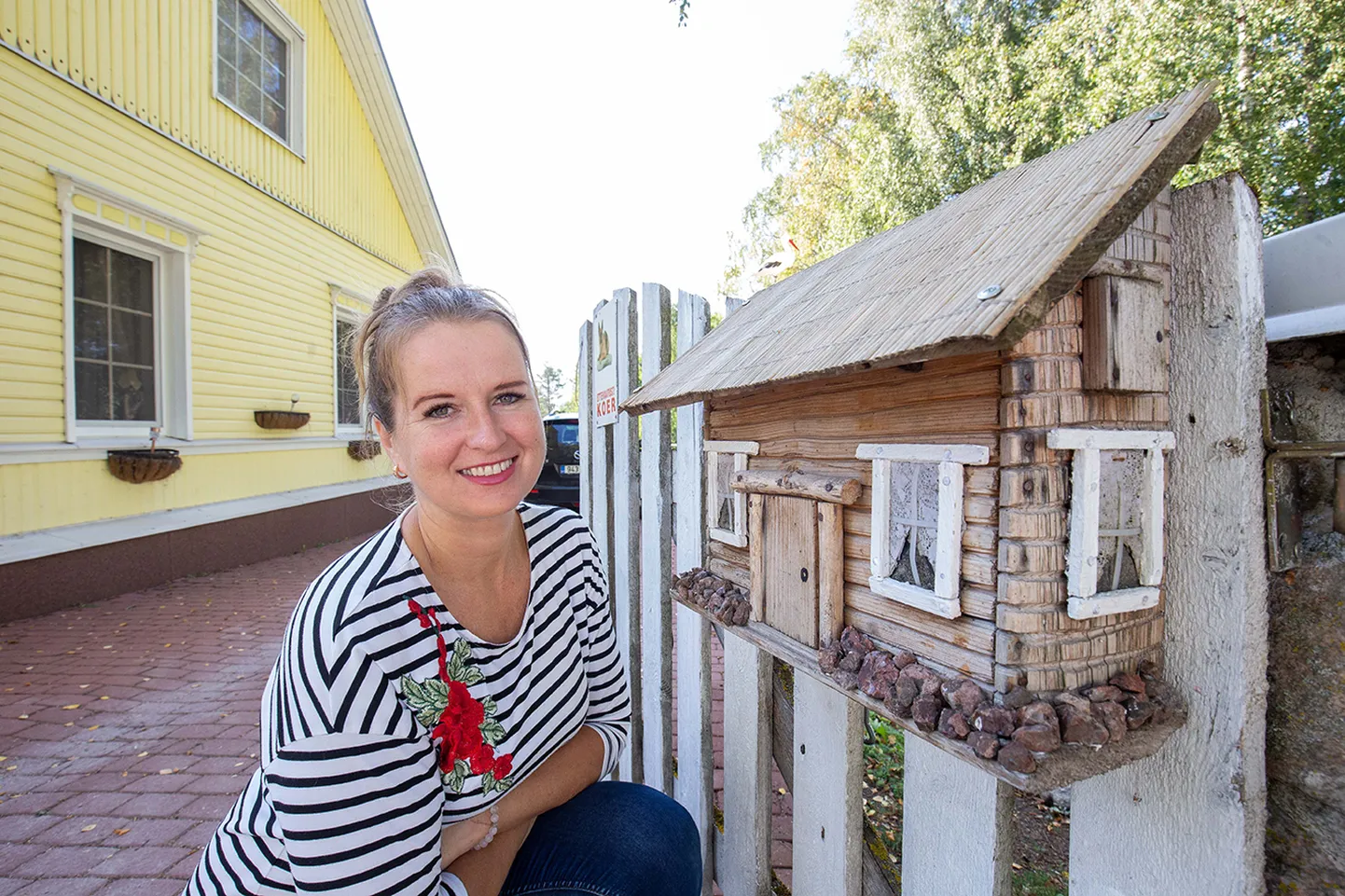 Järva-Jaanis asub Järvamaa ilusaim postkast, mille omanik Janika Nukke on valmis meisterdanud paari tunniga.