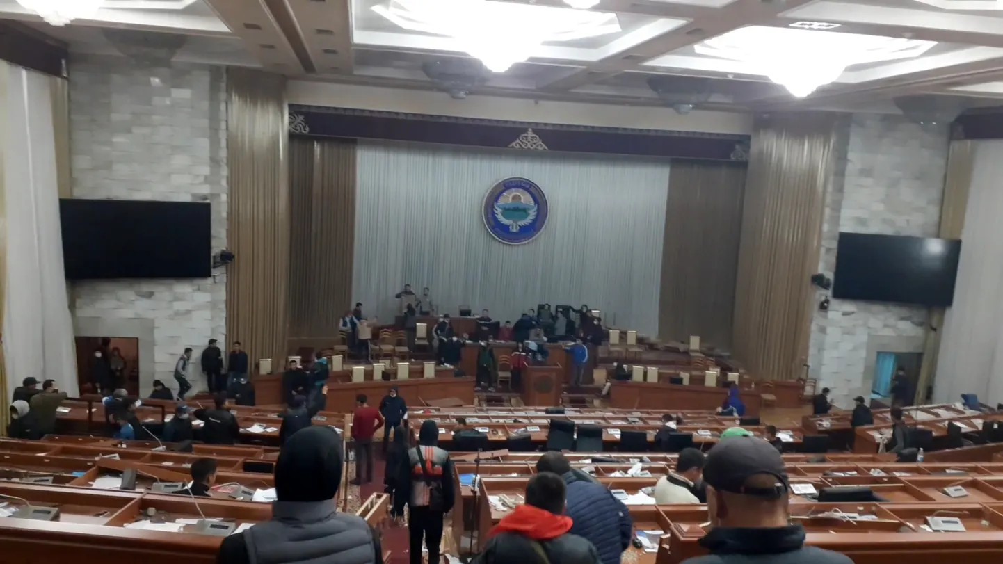 Протестующие в здании парламента