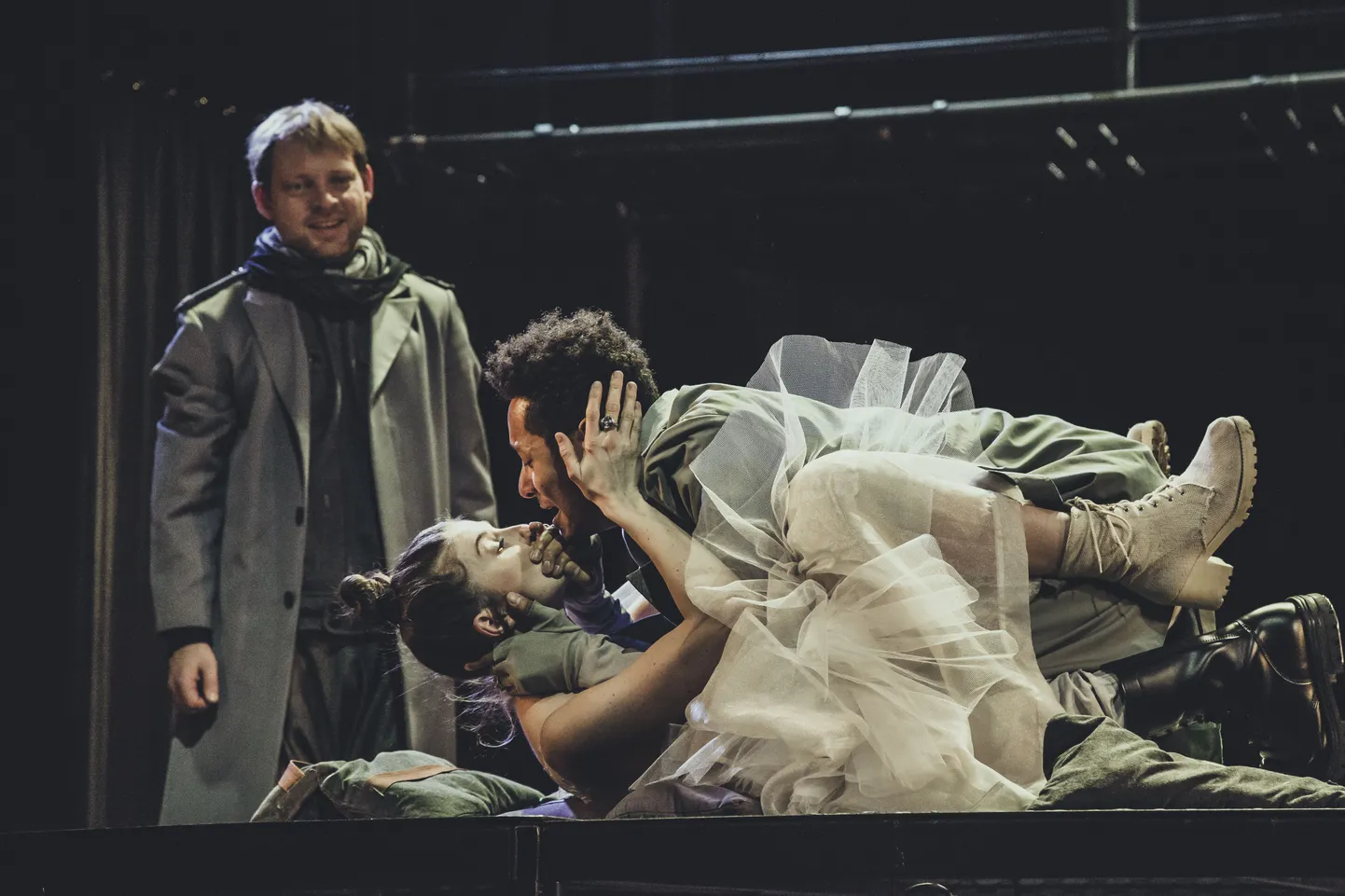 Vaba kehakeel:  Cassio (Andres Mähar, vasakult), Desdemona (Liis Laigna) ja Othello (Jim Ashilevi).