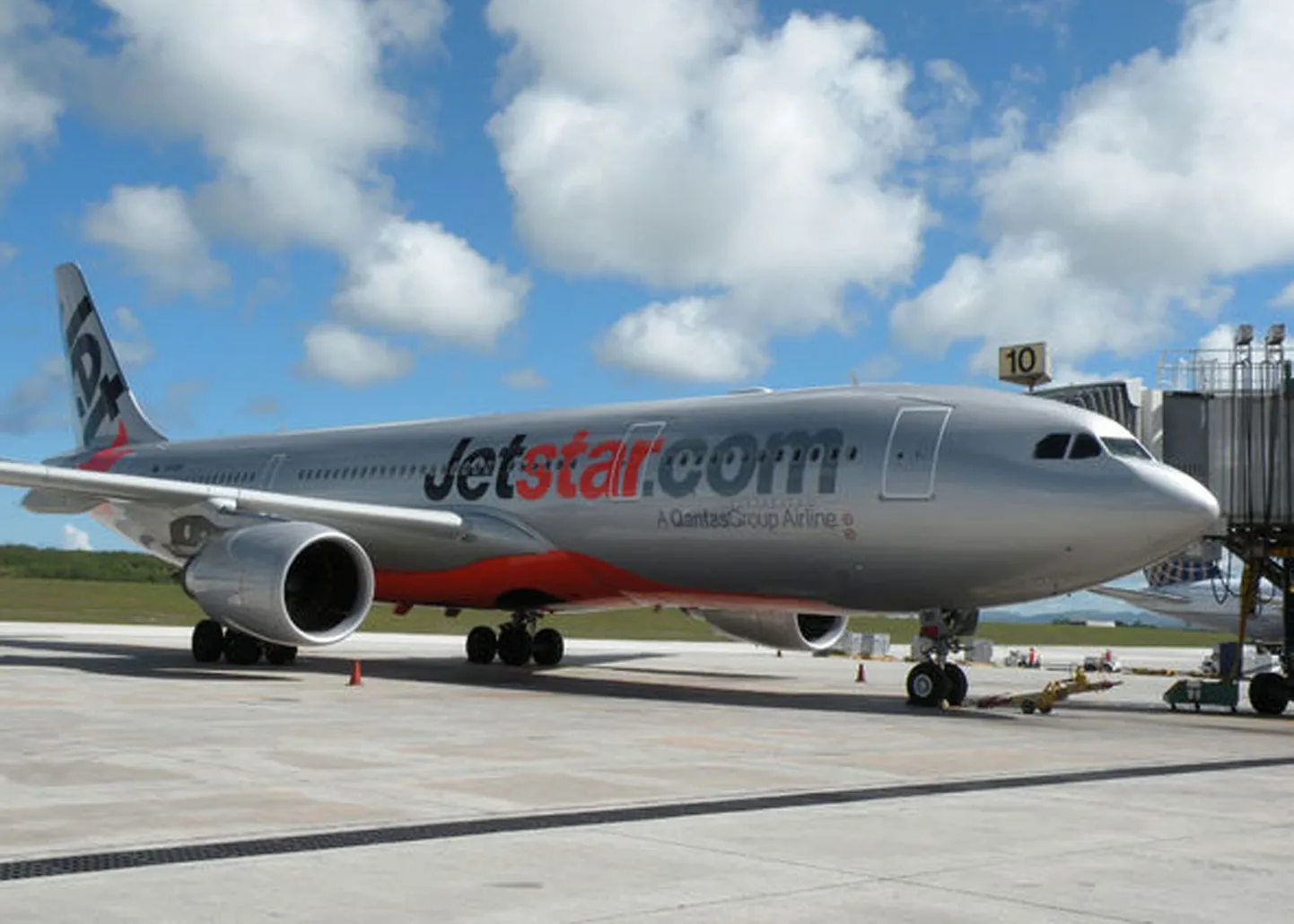 Jetstarile kuuluva reisilennuki mootor süttis