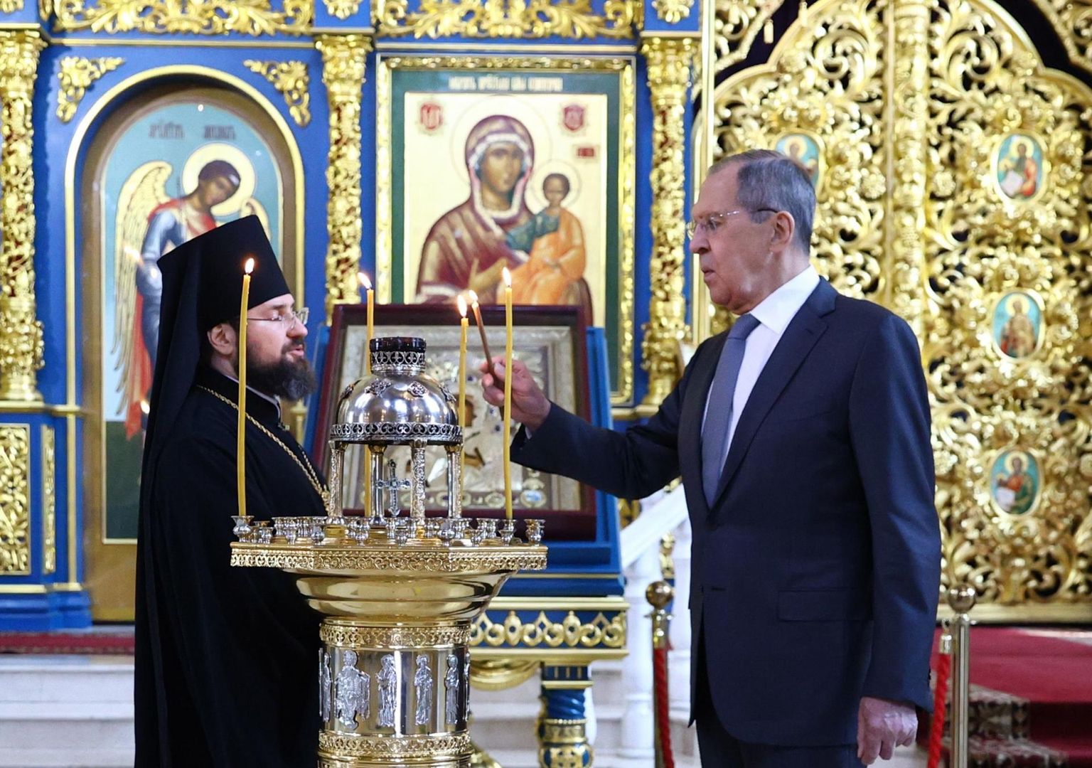 Aprilli teisel nädalal väisas Kasahastani Venemaa välisminister Sergei Lavrov, kes külastas tööövisiidi käigus pealinnas Nur-Sultanis ka õigeusu katedraali. 