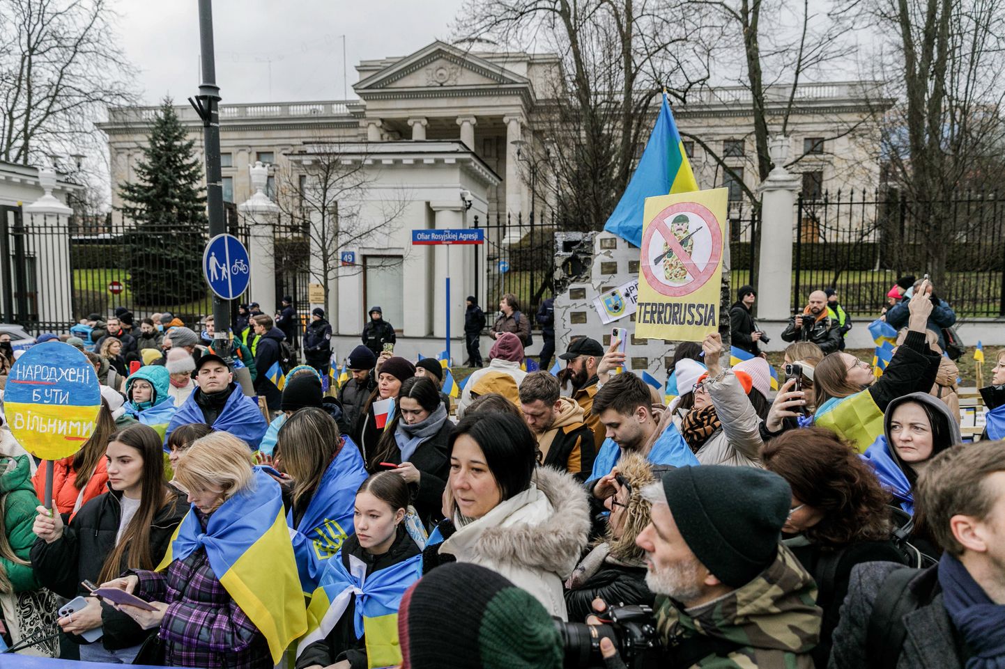 Демонстрация перед российским посольством в Варшаве (иллюстративное фото).