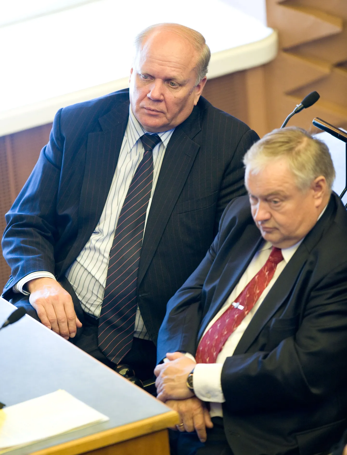 Rahvaliitlased Tarmo Mänd ja Villu Reiljan riigikogu istungil.