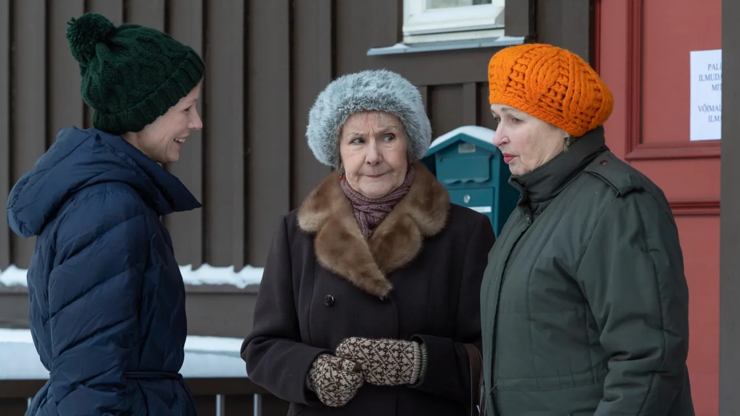 «Õnne 13» 2021. aastal, vanapruad lähevad vaktsiini saama ehk Alma (Helgi Sallo) ja Laine (Luule Komissarov) ning Jane (Maarja Jakobson).