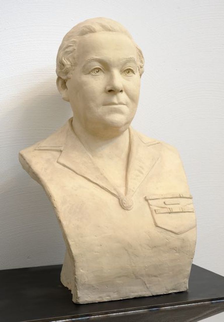 Mari Raamot, Marie Kalmuse skulptuur. EKM j 2729 S 494, Eesti Kunstimuuseum SA, http://muis.ee/et/museaalview/1446486