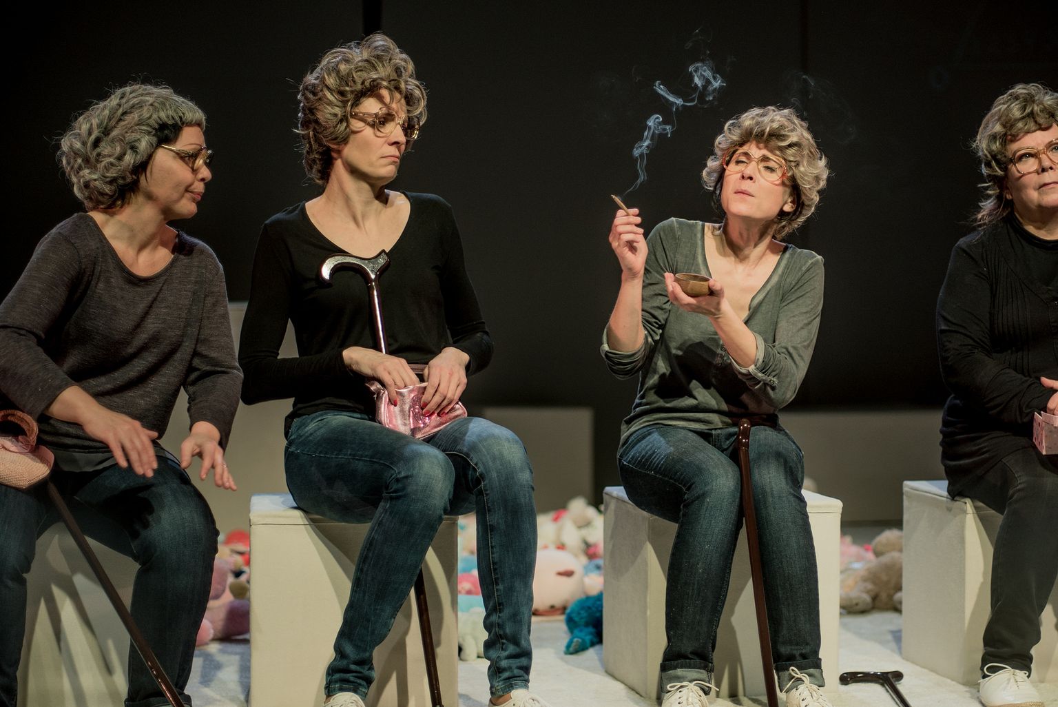 Foto lavastusest «Emadepäev», vasakult – Jaana Kena, Triinu Meriste, Kadri Lepp, ja Terje Pennie