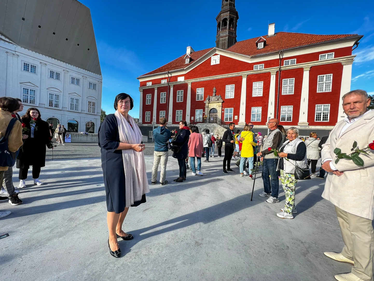 Katri Raik mullu sügisel Narva raekoja ees koos oma toetajatega enne volikogu istungit, kus ta tagandati linnapea ametist. Kui Irina Janovitši umbusaldamine õnnestub, võib Katri Raigist saada linnavolikogu esimees.
