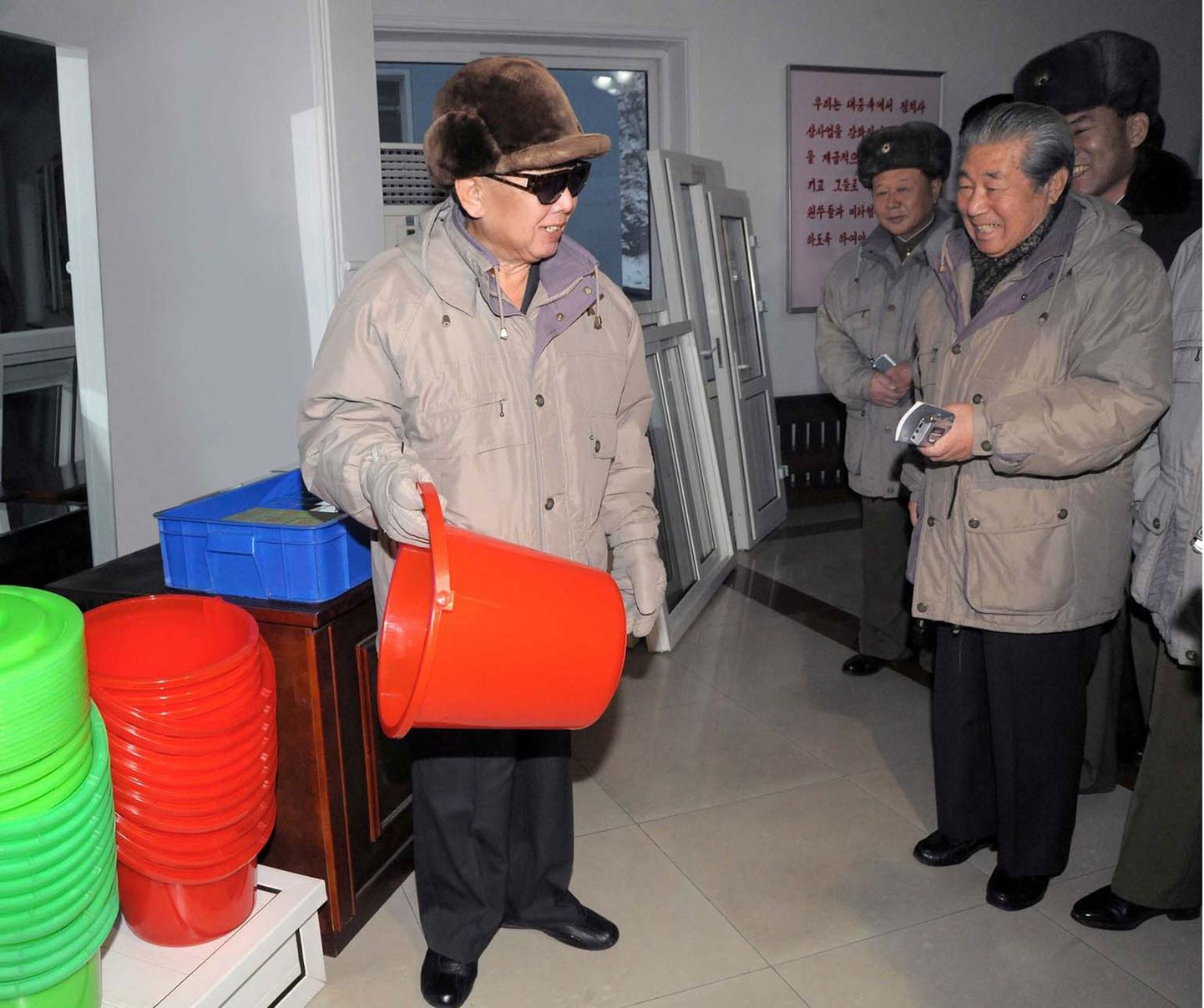 Põhja-Korea liider Kim Jong-il (vasakul) Pyongyangi nõrkvooluseadmete tehases.