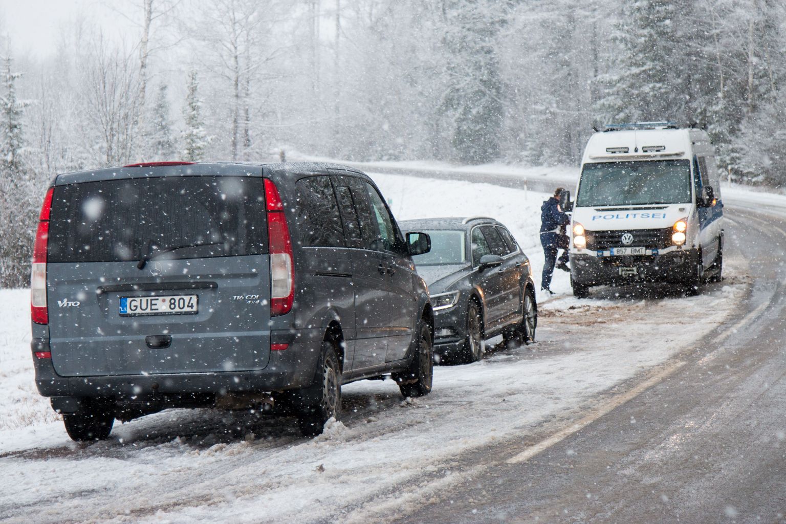 Politsei eriüksus tabas mullu veebruaris kolm relvastatud meest, kes kahtlustuste järgi kuuluvad Leedu autovaraste grupeeringusse.