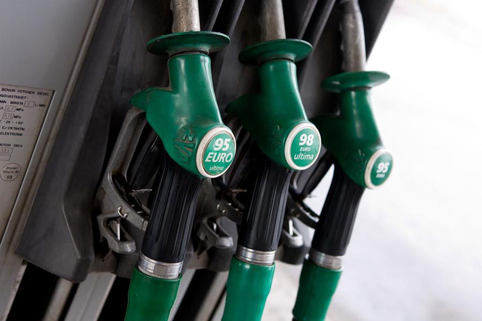 Nagu varasematel kuudel on tarbijahindade peamine mõjutaja väliskeskkond. Hoolimata nafta hinna stabiliseerumisest kütuse odavnemine tanklates jätkus.