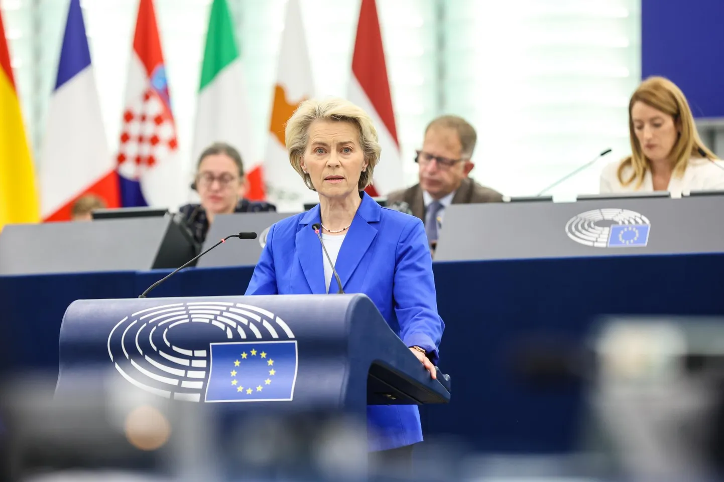 Euroopa Komisjoni president Ursula von der Leyen kinnitas debati hakul toetust nii Iisraelile kui ka palestiinlastest eraisikutele, kuid pahandas paljusid eurosaadikuid sellega, et lahkus kiiresti pärast sõnavõttu ega jäänud kuulama talle esitatud etteheiteid.