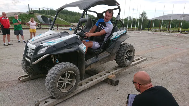 Elva vallavolikogu liige Meelis Karro ATV tasakaalusõitu sooritamas.