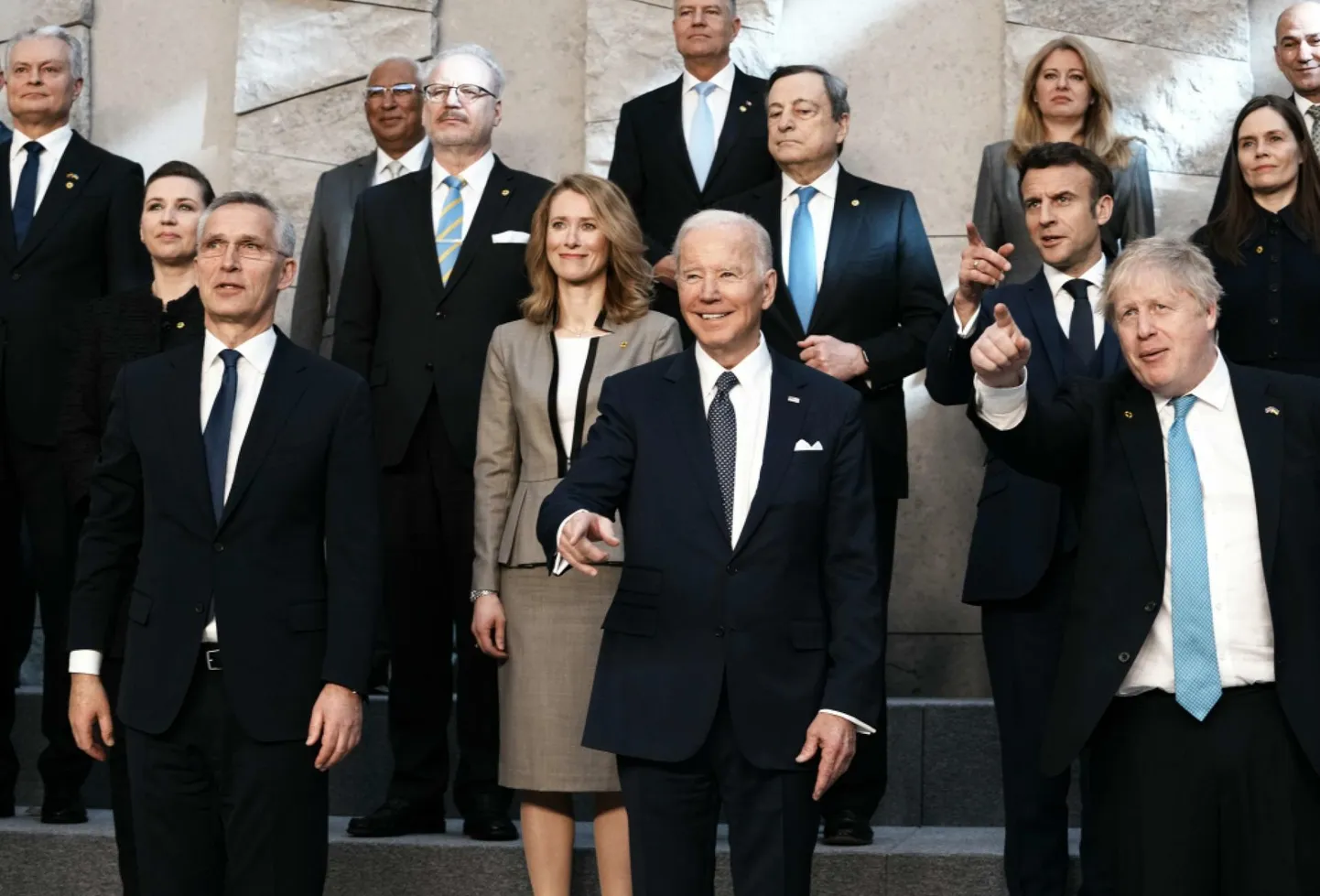 Peaminister Kaja Kallas kolleegidega NATO eile tehtud perepildil.