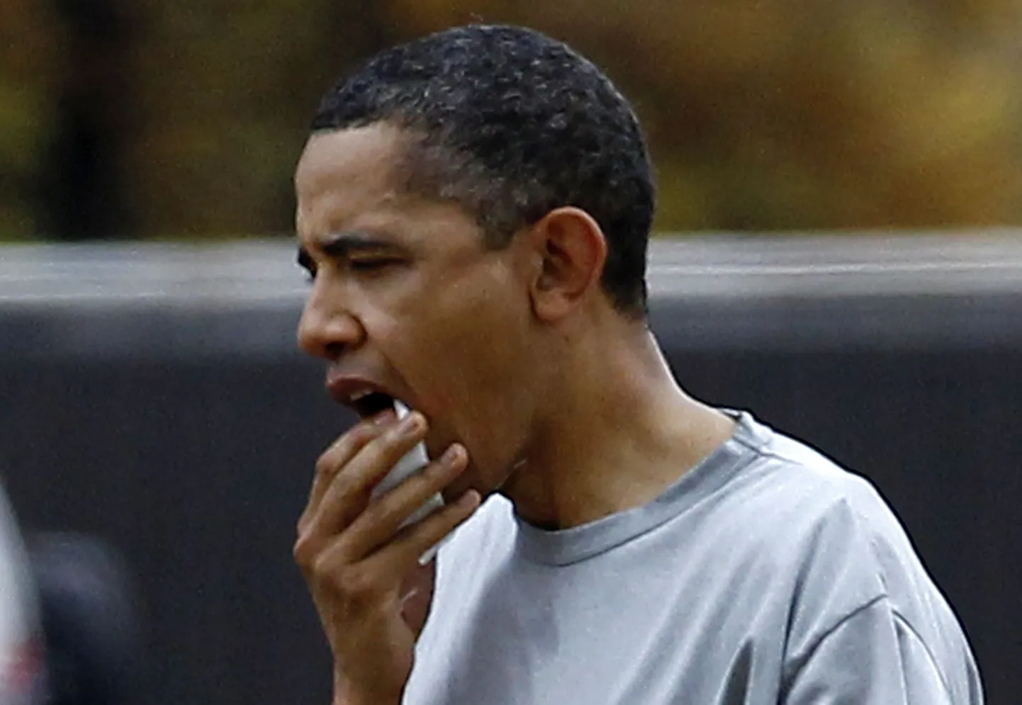 Barack Obama sai korvallimängus  küünarnukiga vastu huult ja vajas arstide abi.