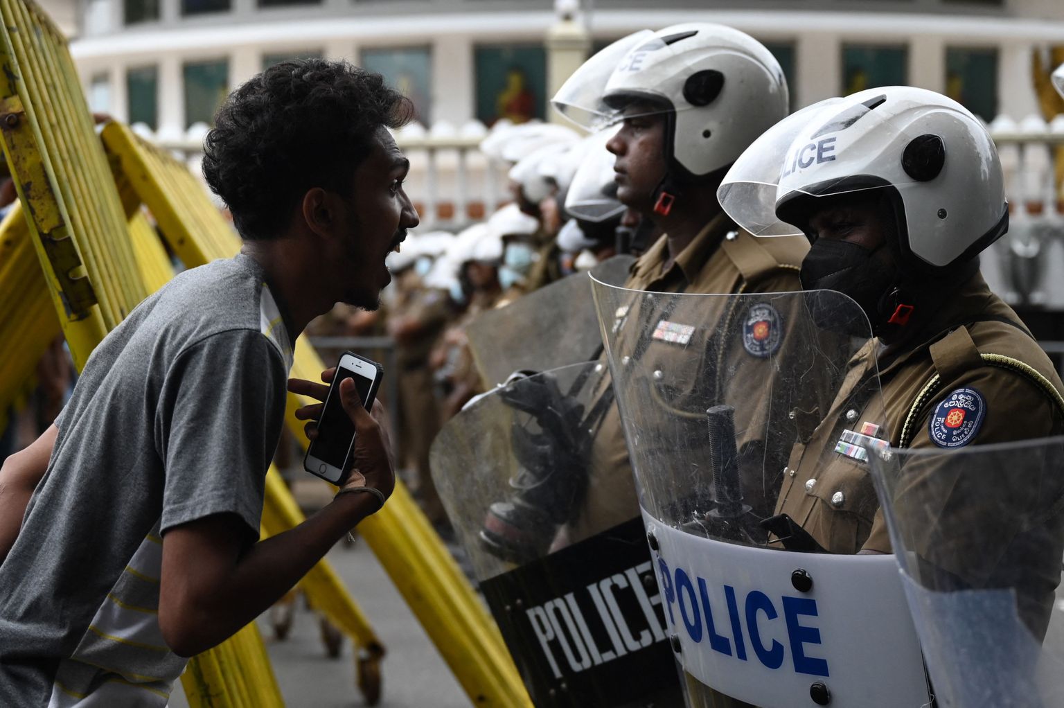 Meeleavaldaja karjumas politsei eriüksuslaste peale, kes blokeerivad teed Sri Lanka presidendikandtselei juurde, kuhu protestijad uue presidendi Ranil Wickremesinghe vastu protestides liikuda üritasid.