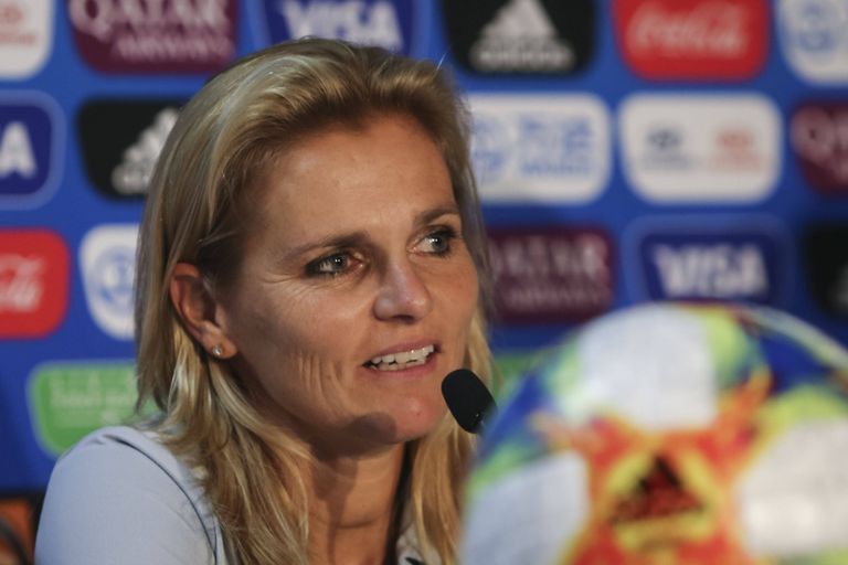 Sarina Wiegmanist sai 2,5 aasta eest esimene naistreener, kes Hollandi jalgpalliliidus professionaalse treenerina tööle asus.