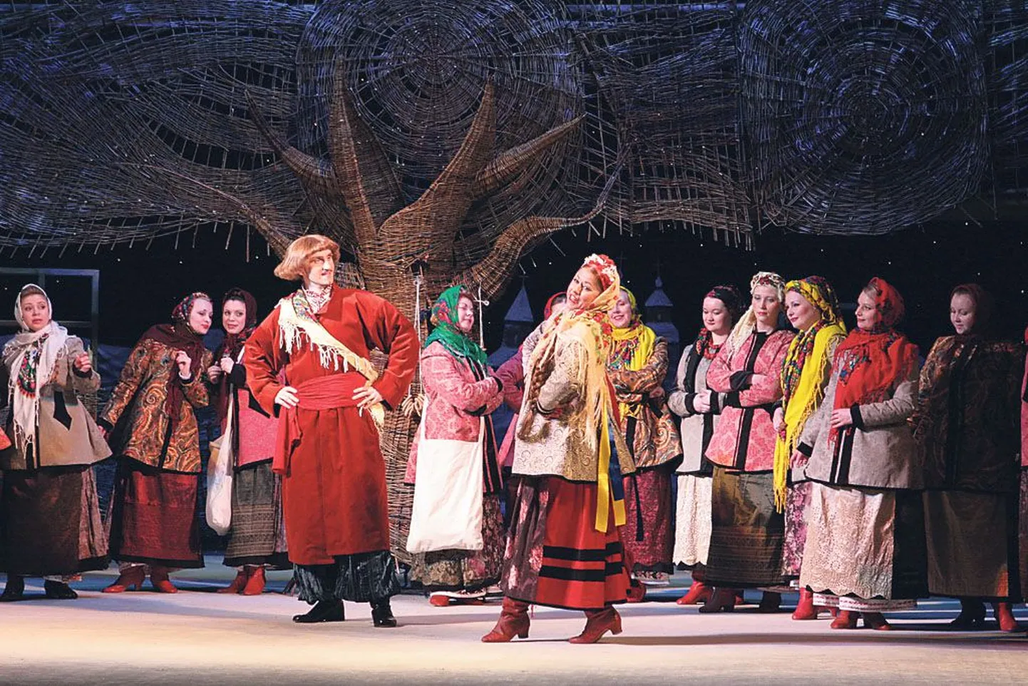 “Jõuluöö” kunstilises kujunduses loovad meeleolu hiiglaslikud punutised, lumist küla kujutavad dekoratsioonid ja Ukraina värvikad rahvuslikud rõivad.