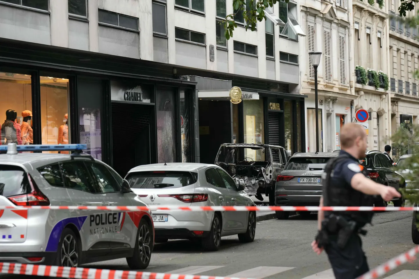 Varaste autorünnaku ohvriks langenud Chaneli kauplus Pariisis.