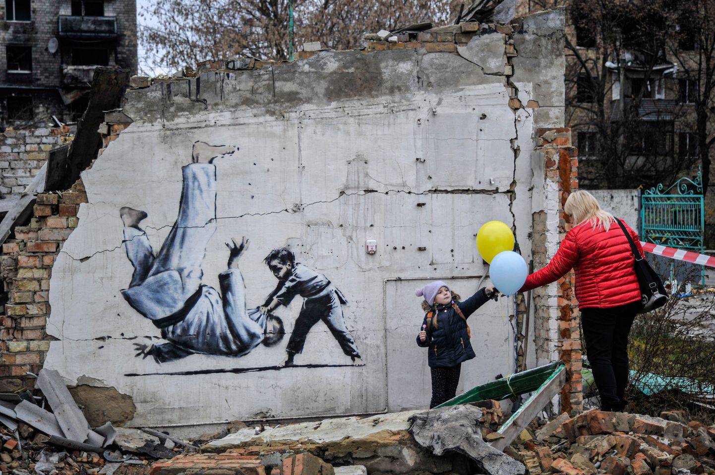 Salpärase tänavakunstniku Banksy teos Ukraina sõjas kannatada saanud Borodjankas