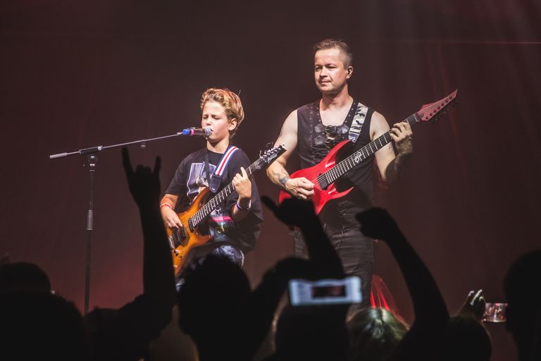 11-летний Никита на сцене с гитаристом группы «Ведьма и Осел».