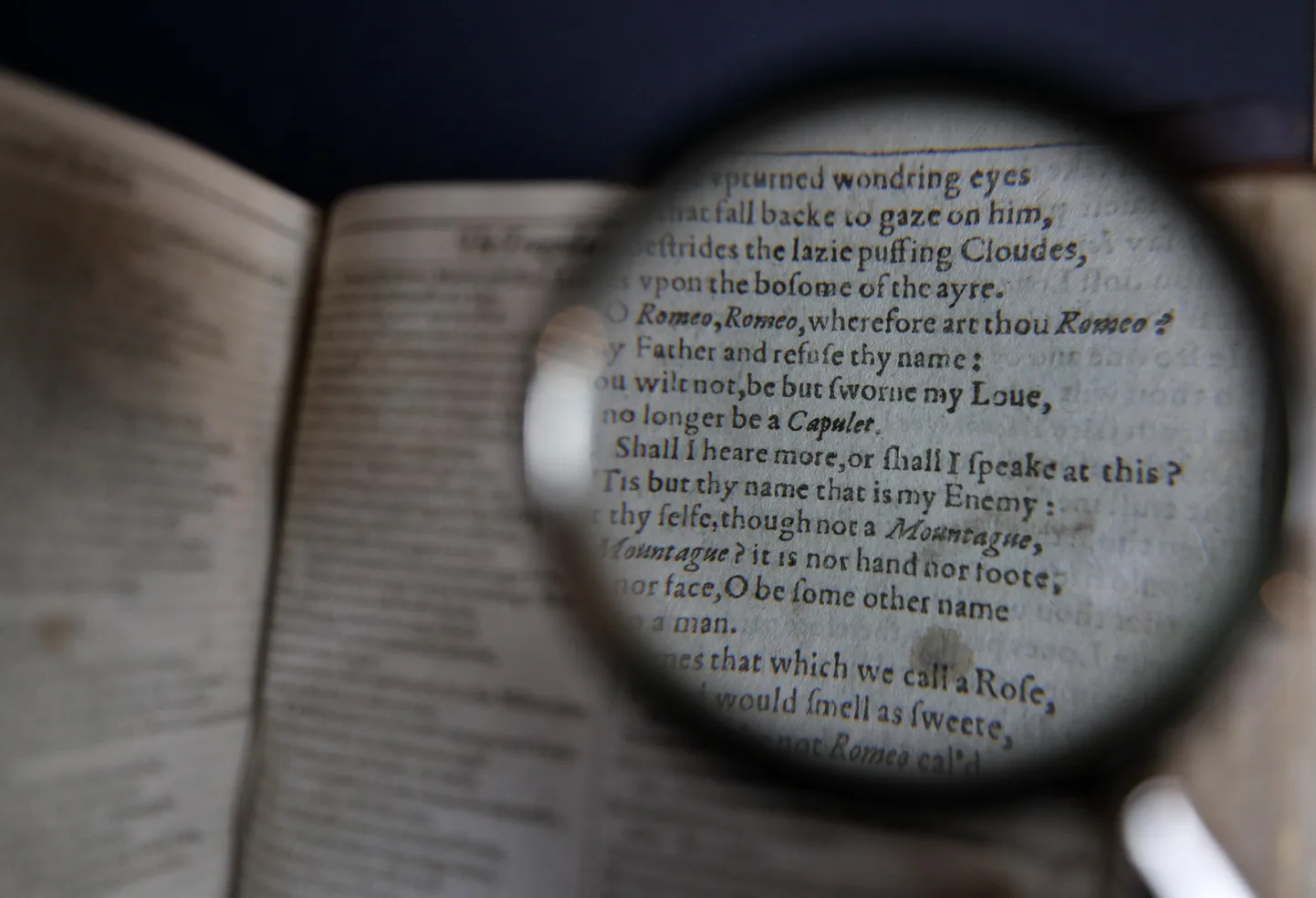 Mida sa loed, Hamlet?  - Sõnu, sõnu, sõnu. Fotol Shakespeare'i teose lehekülg luubi all.