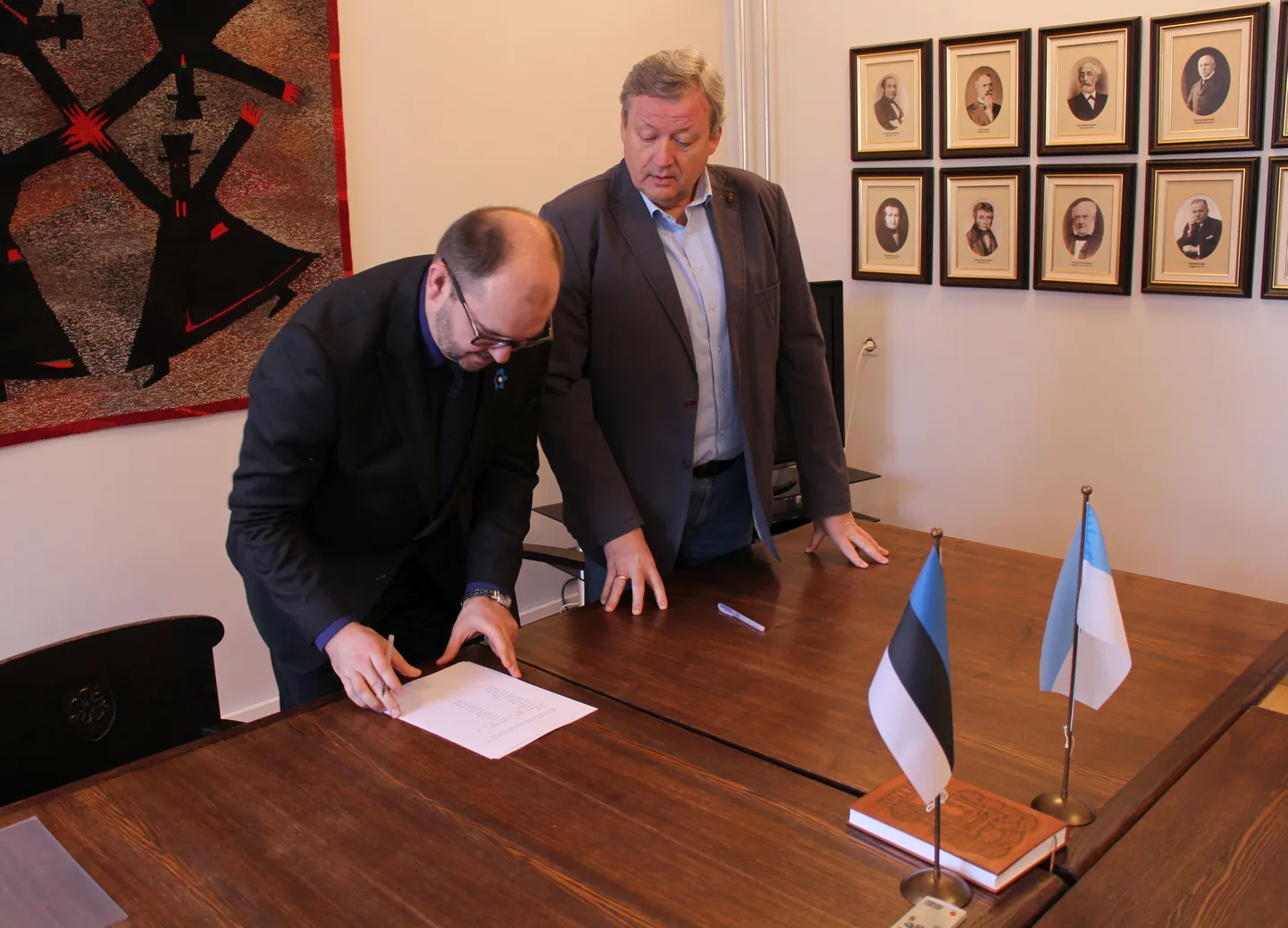 Isamaa ja Res Publica Liit ning Reformierakond allkirjastasid 22. aprillil Viljandi raekojas koalitsioonileppe.