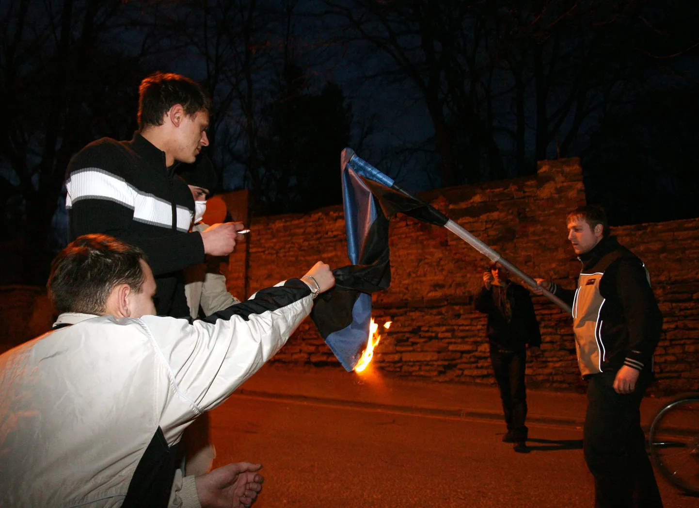 Sinimustvalge lipu põletamine pronksööl.