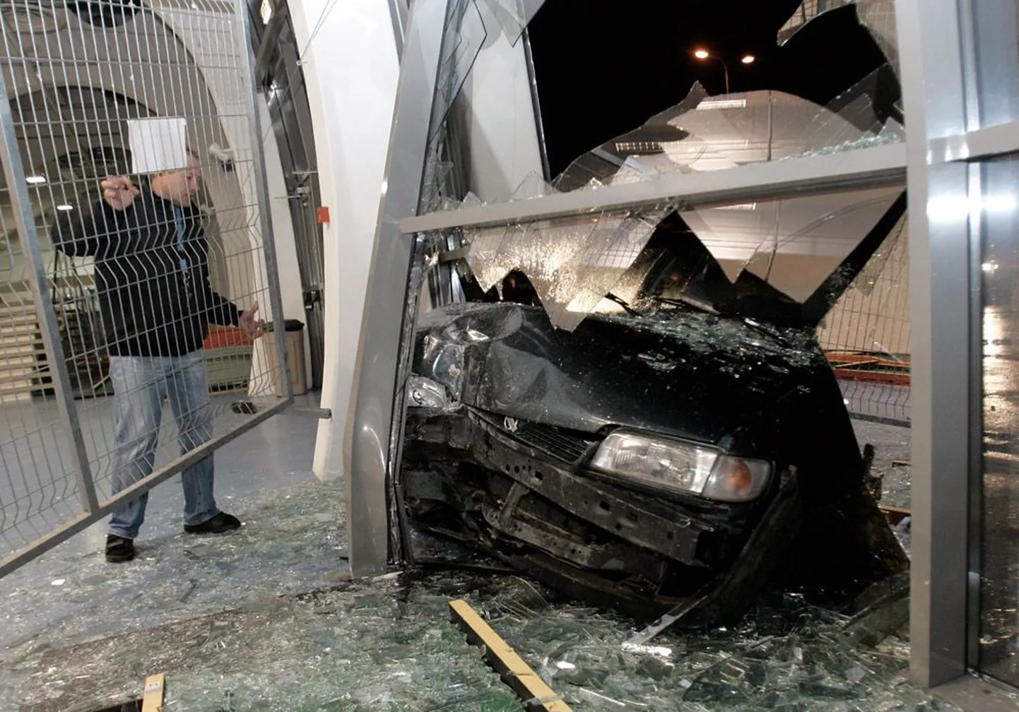 Pärast noorte autosõitu haigutas spordihoone seinas üüratu auk.