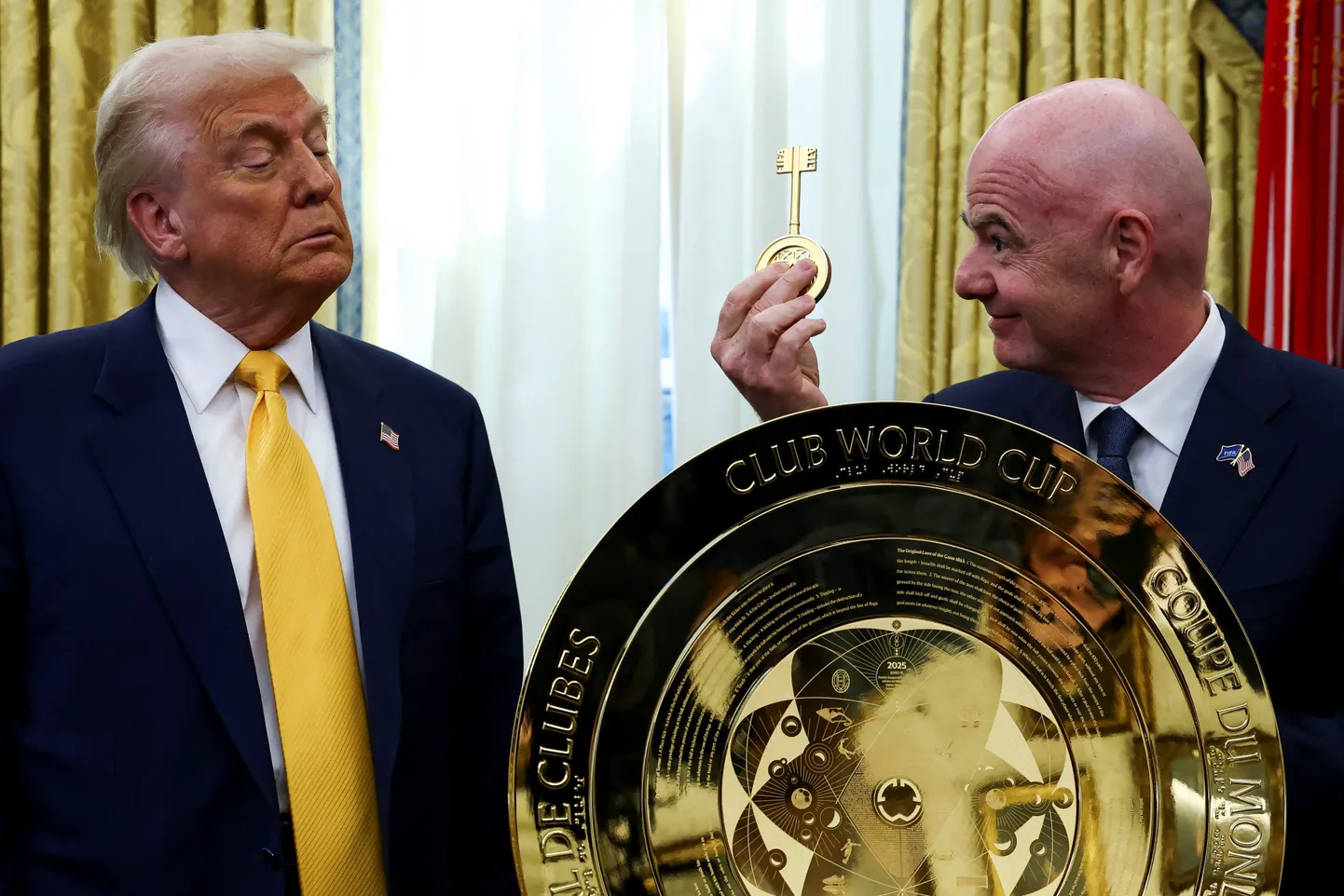 FIFA president Gianni Infantino (paremal) ulatab Donald Trumpile kuldvõtme, mille abil korraldada järgmisel aastal edukas jalgpalli MM-finaalturniir.
