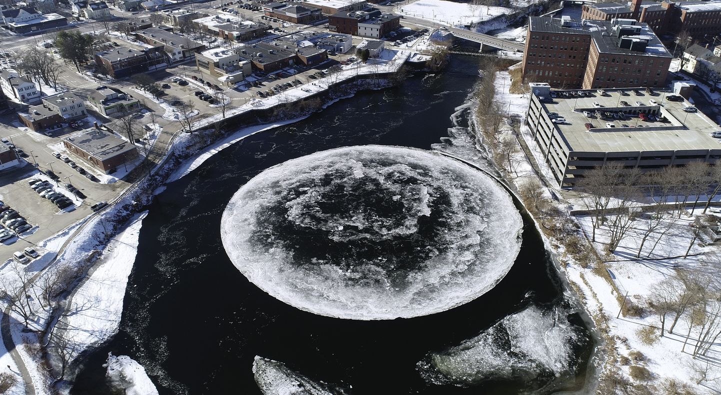 Гигантский ледяной диск, вращающийся на реке в штате Мэн
