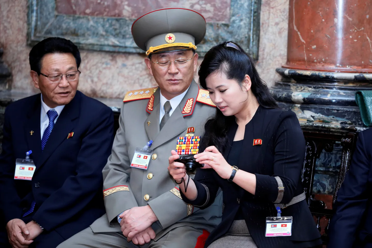 Uus kaitseminister No Kwang-chol (keskel).