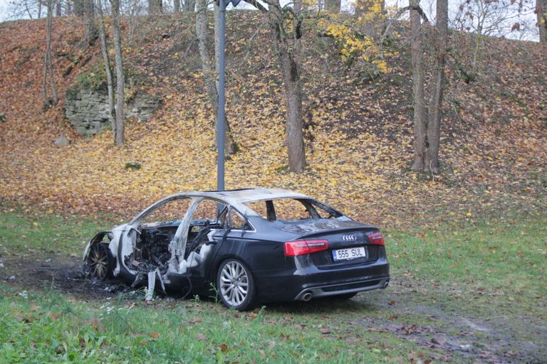 Автомобиль был полностью уничтожен огнем.