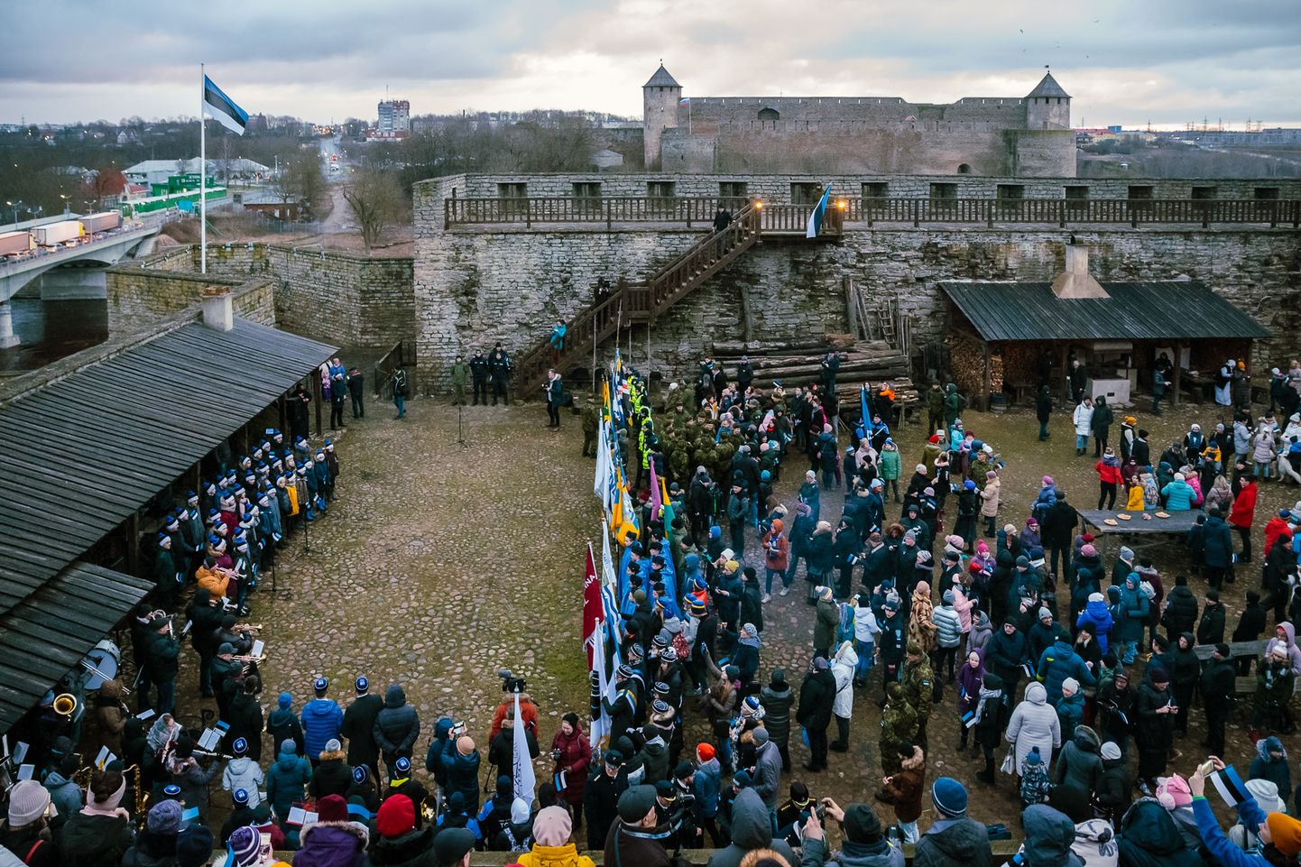 Narvas oli Hermanni linnuse Põhjaõue tulnud sinimusttvalge pidulikku heiskamist Eesti sünnipäeva varahommiku jälgima ligikaudu 400 inimest.