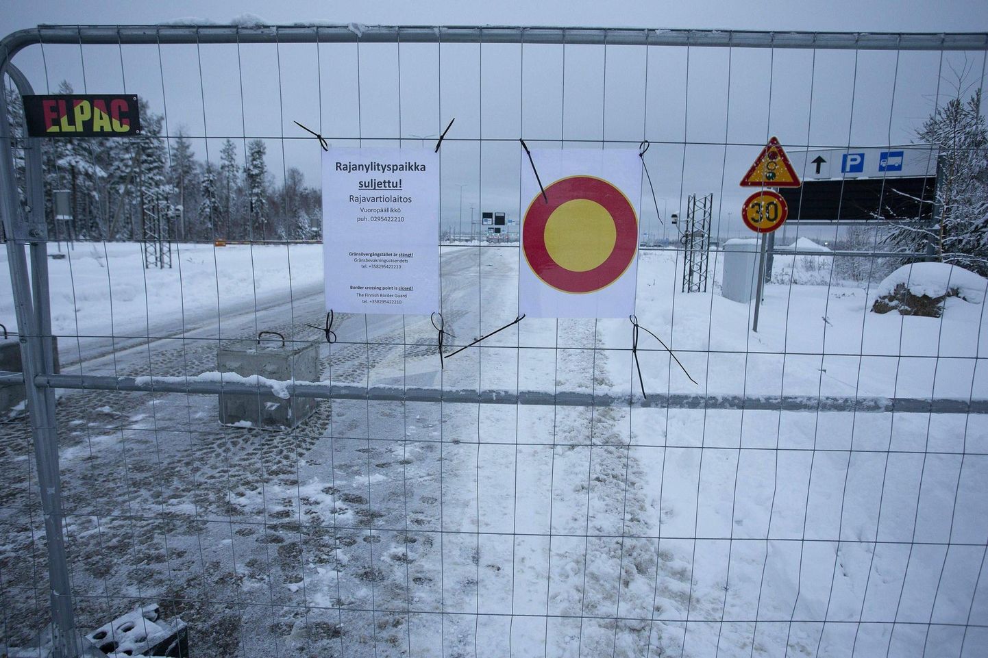 Vaalimaa suletud piiripunkt läinud laupäeval. Soome avas kaks ületuskohta piiril Venemaaga, nende seas Vaalimaa, eelmise nädala neljapäeval, kuid novembri lõpus kogu idapiiri sulgemise tinginud migrandivoog Venemaalt taastus sisuliselt kohe ning sundis Helsingit ületuskohti uuesti kinni panema.