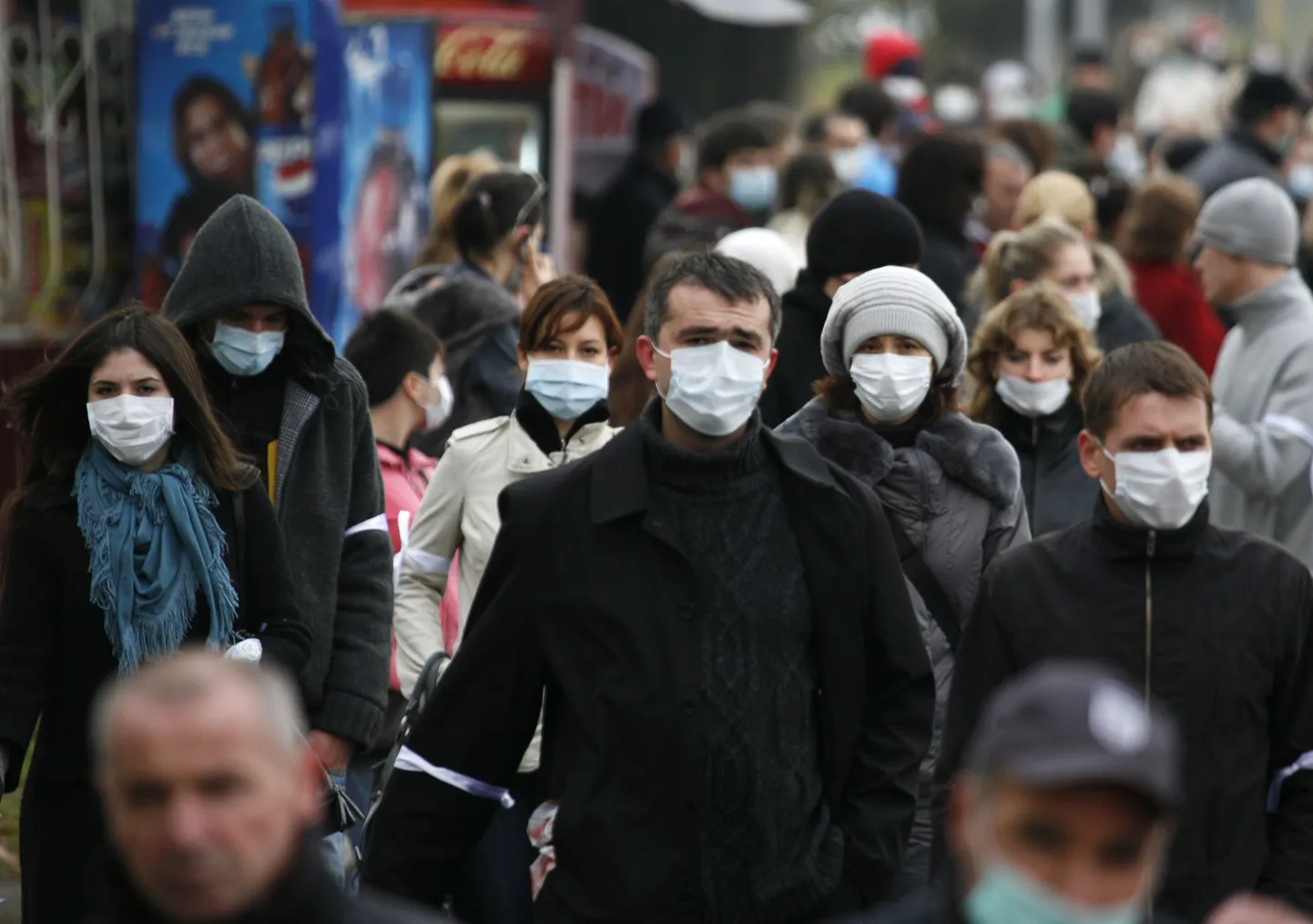 Mujal maailmas kannavad inimesed nakkuse vältimiseks maske.