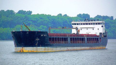 Ukraiņu droni uzbrukuši kuģim ar munīciju Astrahaņas apgabalā