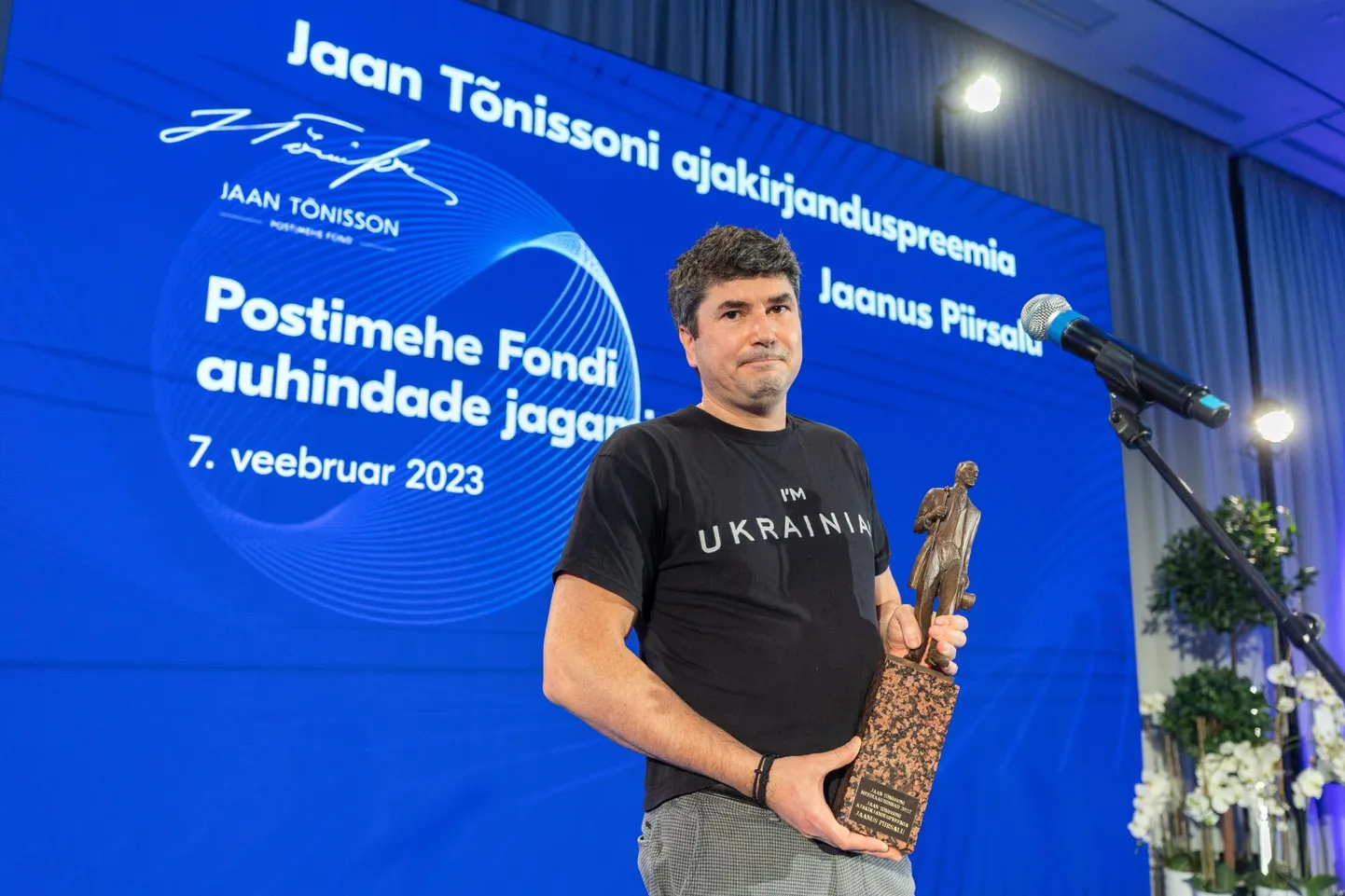 Ajakirjanik Jaanus Piirsalu Postimehe fondi preemiate jagamisel. Pilt on illustreeriv.