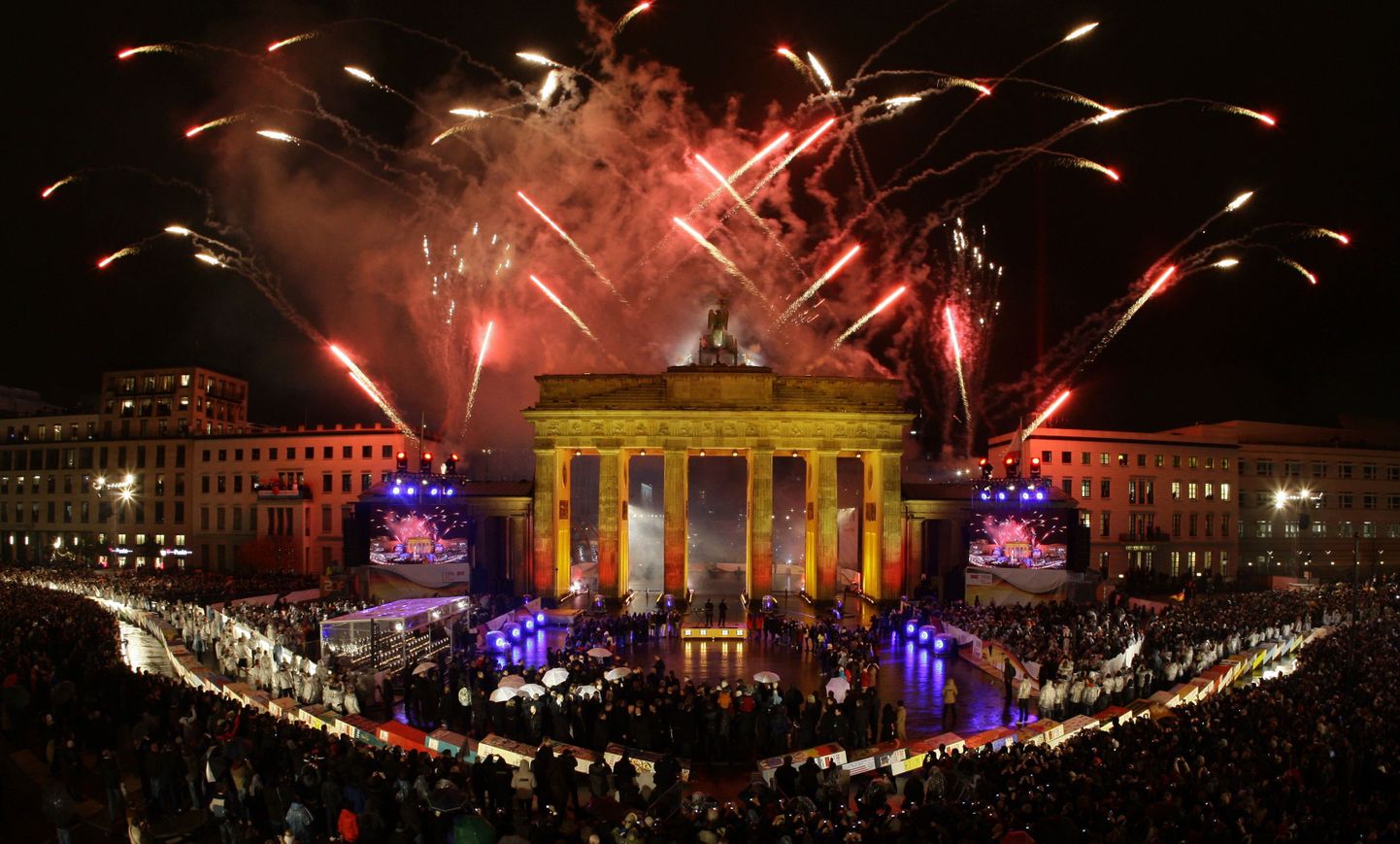 Berliini müüri langemise 20. aastapäeva pidustused tipnesid üleeile suurejoonelise ilutulestikuga Brandenburgi värava kohal.