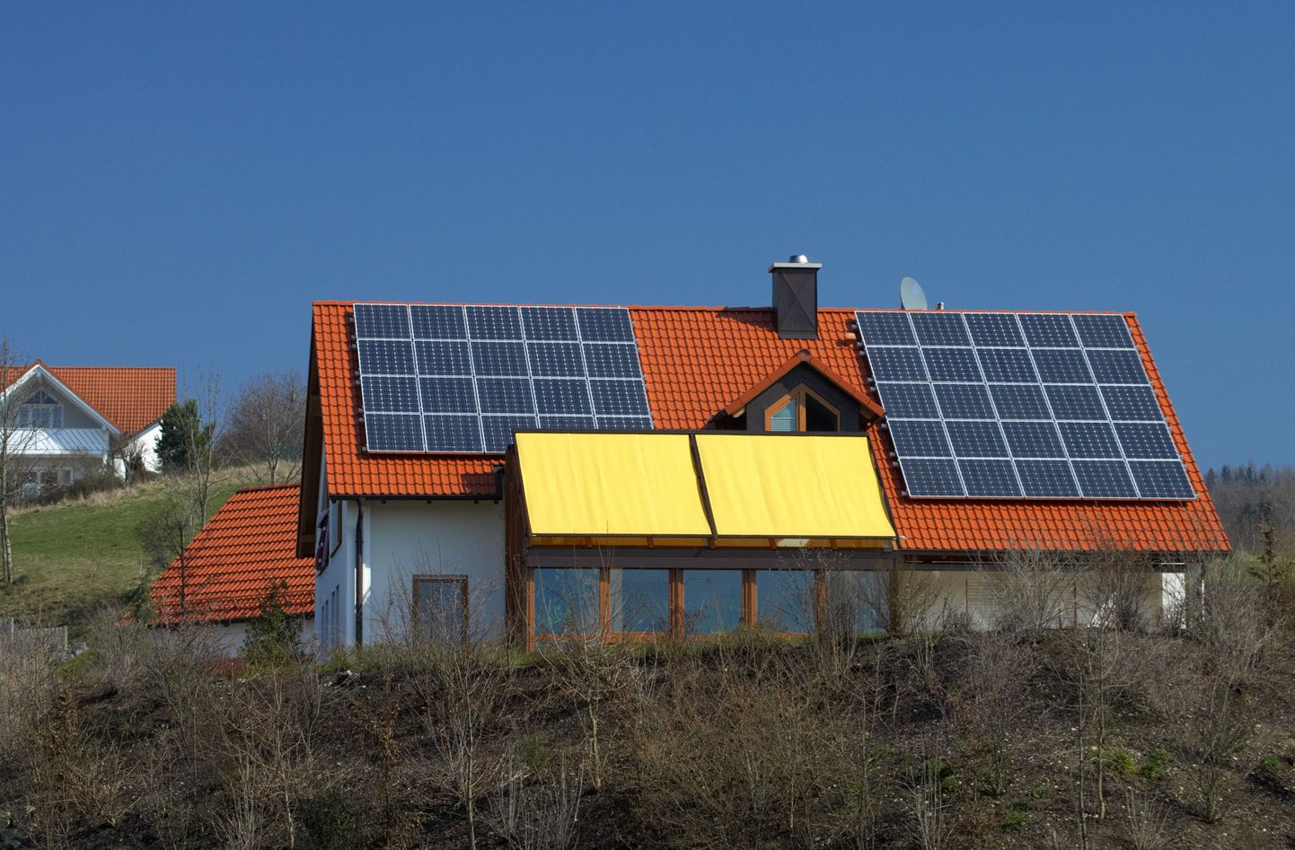 Uute päikesepaneelide abil toodetud elekter ei pruugi olla hirmkallis. Pildil päikesepaneelidega kaetud maja Saksamaal.
