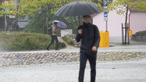 Esmaspäeval sajab paljudes kohtades hoovihma, võib lüüa ka äikest