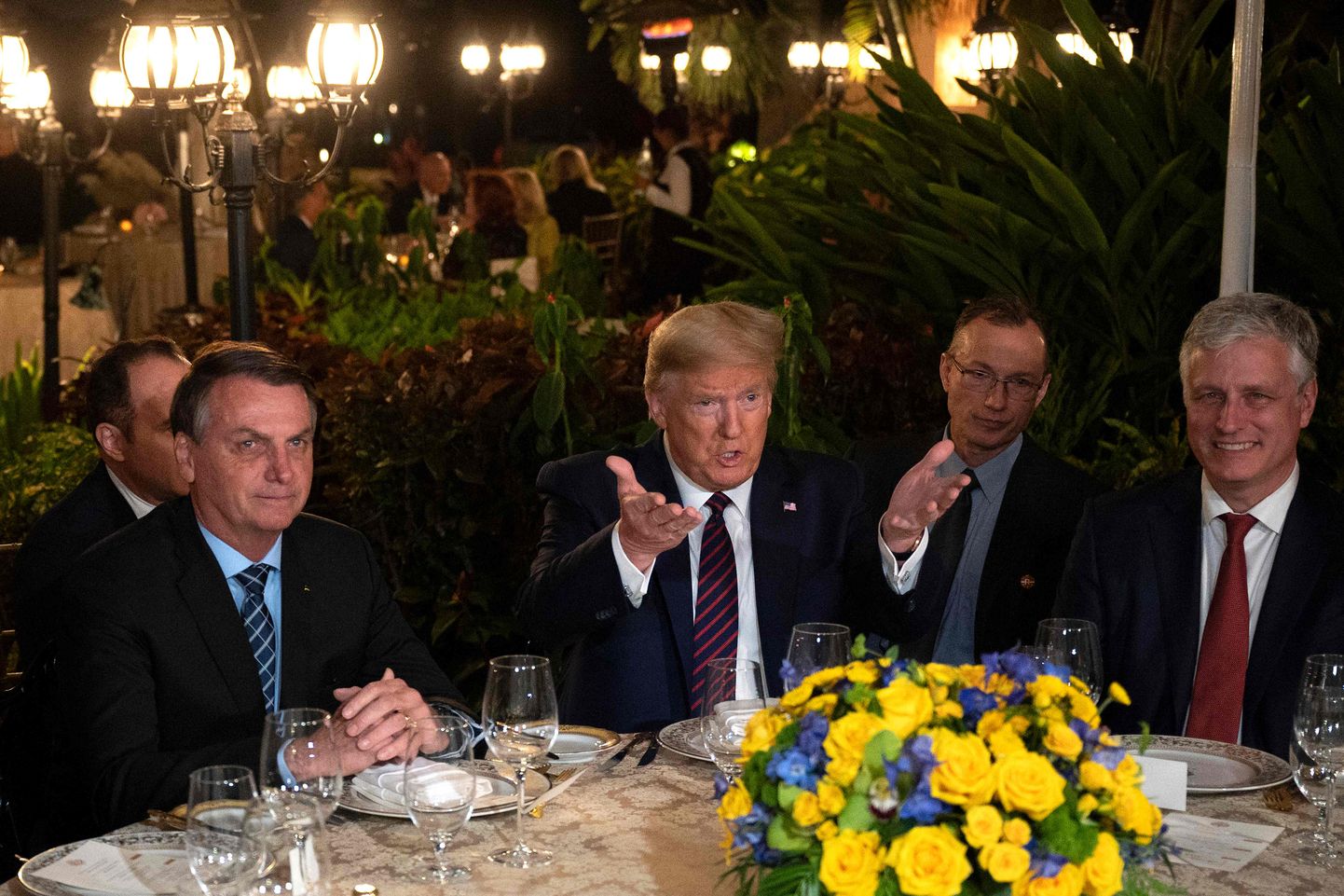 Brasiilia president Jair Bolsonaro (vasakul) ja USA riigipea Donald Trump Mar-a-Lago õhtusöögilaua taga.