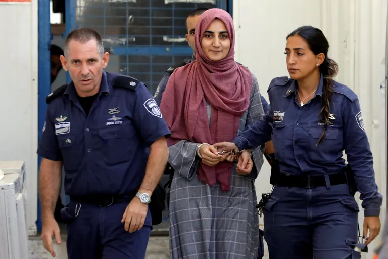 Ebru Ozkan (keskel).