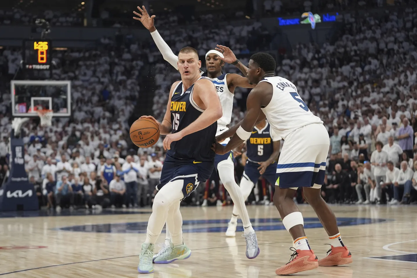NBA zvaigzne Nikola Jokičs pretinieku ielenkumā
