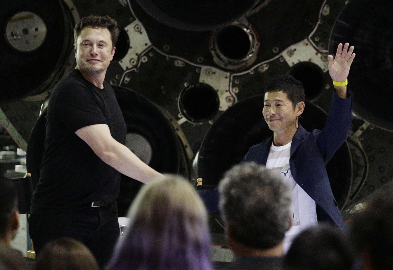 Elon Musk ja Yusaku Maezawa SpaceXi pressikonverentsil. FOTO: Chris Carlson /Ap/Scanpix