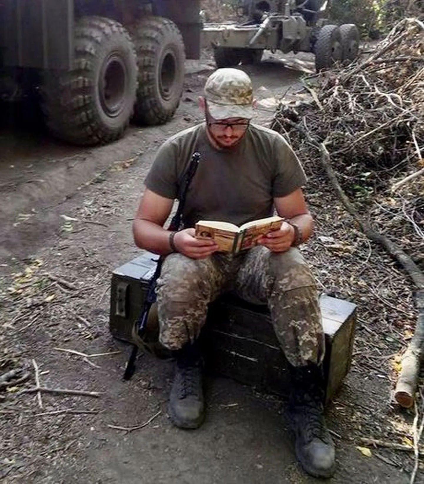 PhD vēsturnieks, rakstnieks, šobrīd Ukrainas Bruņoto spēku jaunākais seržants Nazars Rozluckis.