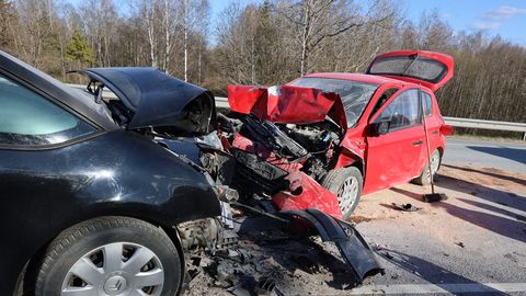 FOTOD ⟩ Tartumaal toimus kahe auto laupkokkupõrge