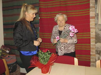 Kunsnik Merike Kiivit ja autur Maie Perve suuvsive üitstõisel uvve raamatu vällätuleku puhul õnne ja kinksive lille. Sii olli neil joba tõine raamat üten tetä.