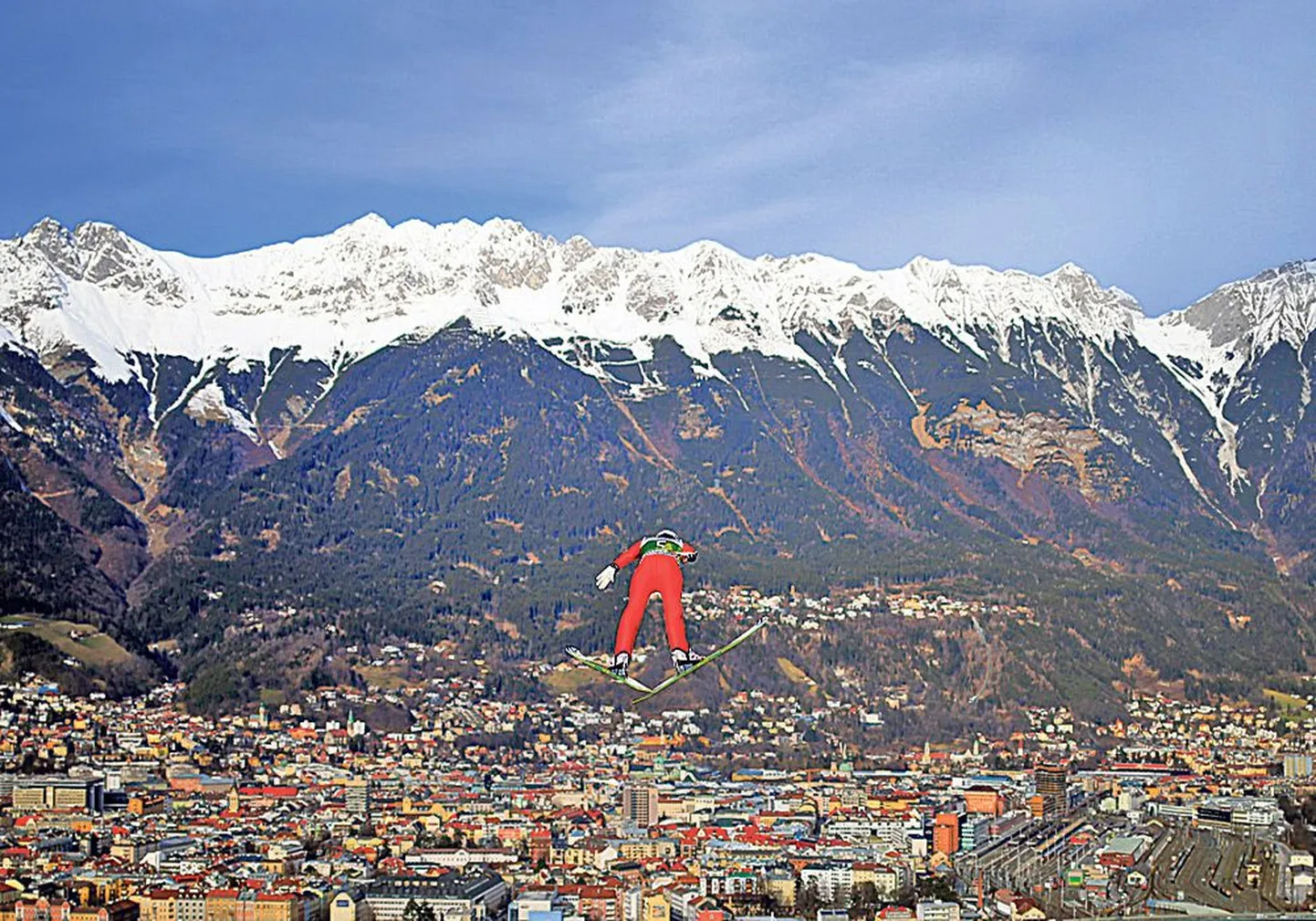 Klassikaline vaade: fotograafid armastavad Innsbrucki pildistada nii, et suusahüppaja lendab justkui linna kohal, lumised mäed taamal paistmas.
