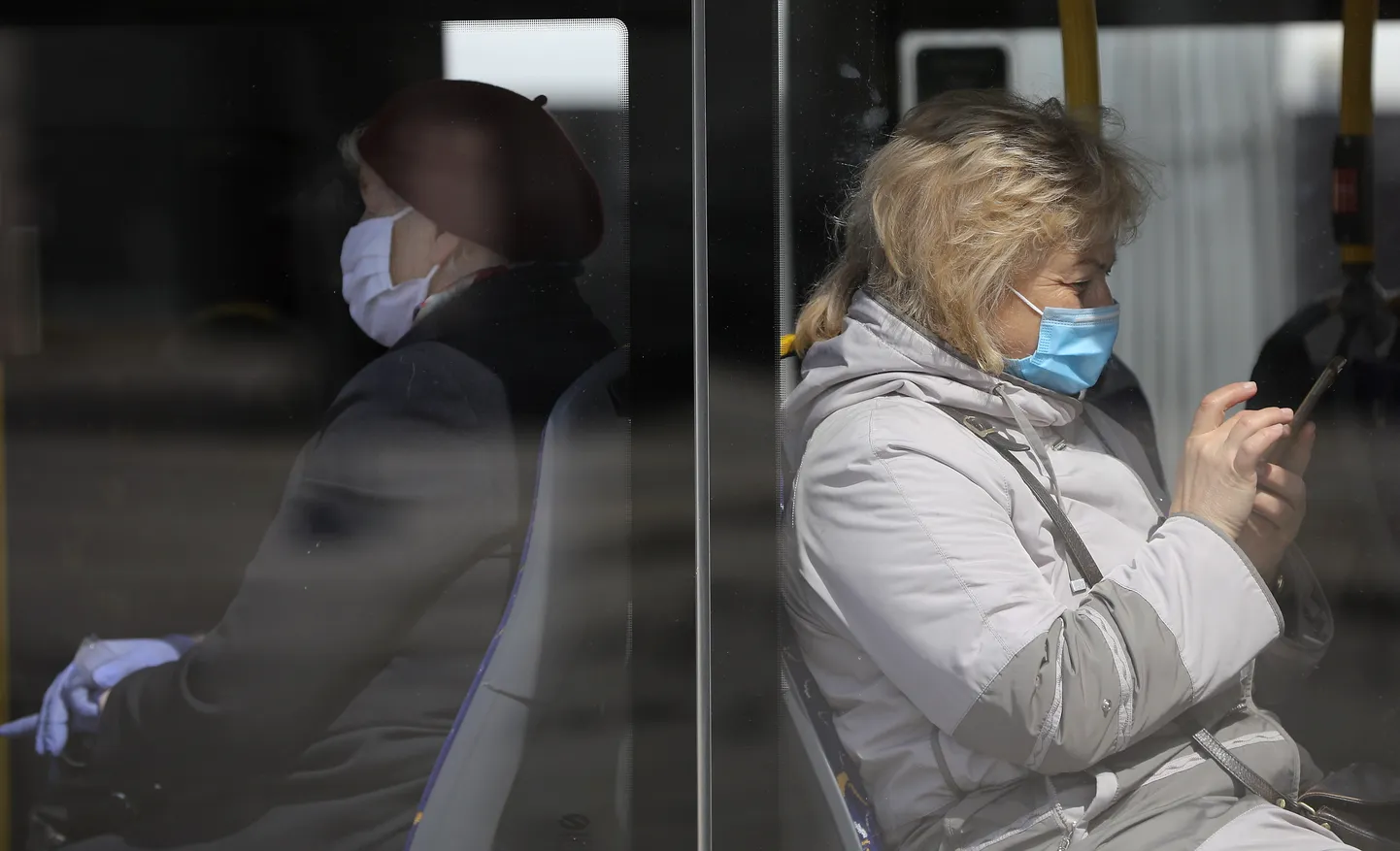 Cilvēki sabiedriskajā transportā, kad Latvijā izsludināta ārkārtējā situācija